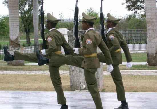 古巴何塞马蒂陵墓的卫兵克里姆林宫卫队换岗仪式希腊的正步应该暑最