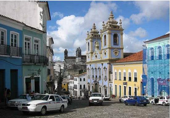 这个国家没有自己的语言,他们说的都是西班牙语,因为在历史上萨尔瓦多