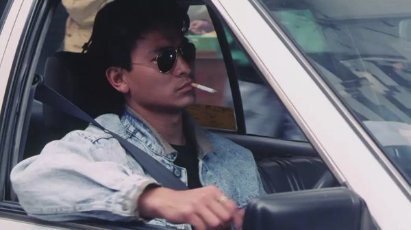 万梓良大背头配雪茄,刘德华墨镜配香烟,抽烟最帅的就服他