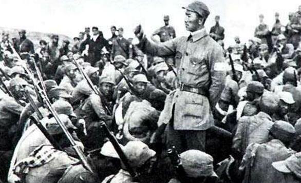 实拍淮海战役国军照片,张张毫无斗志,图3普通士兵看军官吃肉