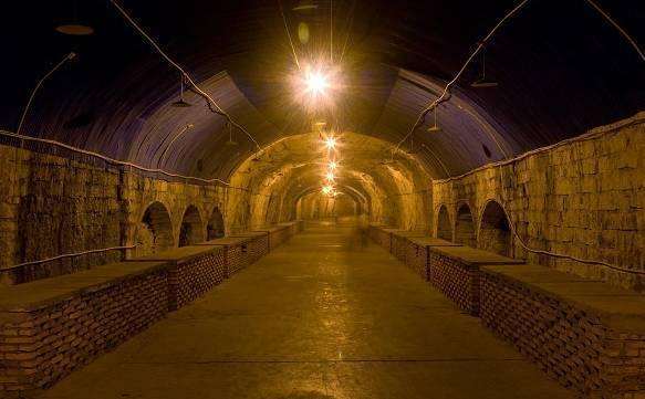 成都一地下防空洞挖出巨大青砖,考古队赶到:下面埋着开国皇帝