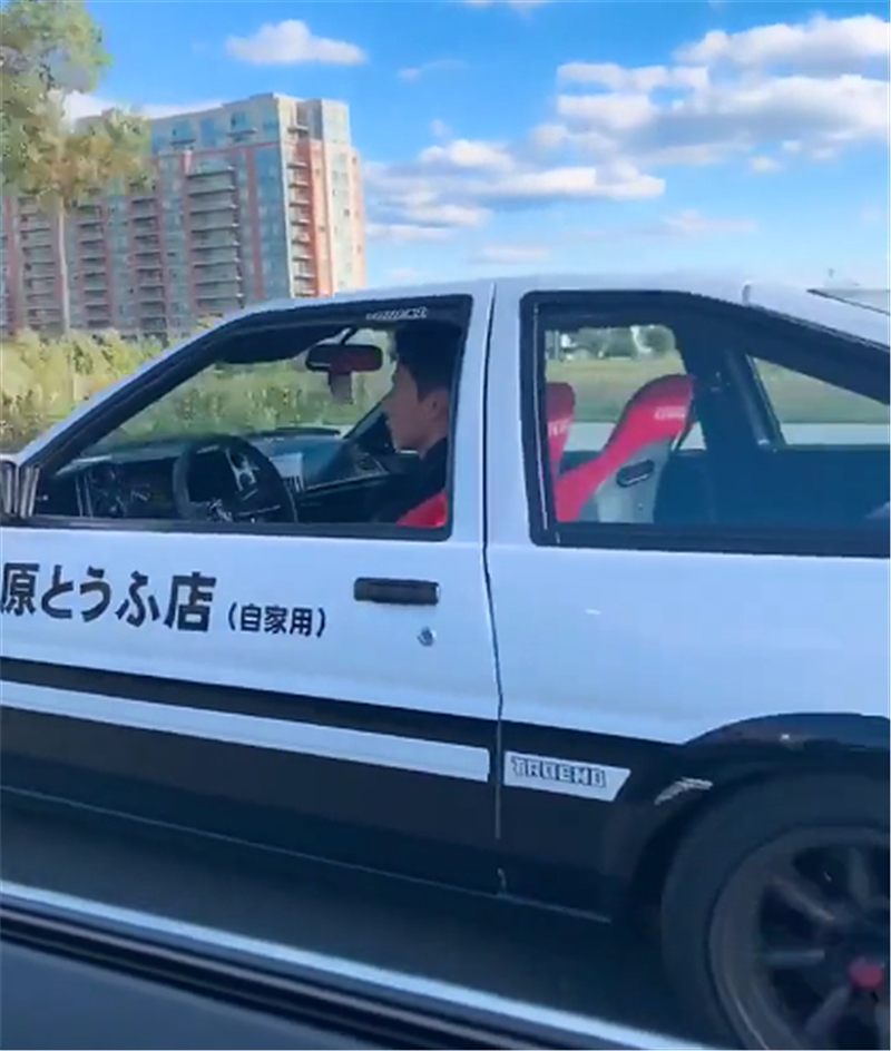 偶遇藤原拓海同款座驾ae86,看到侧面一排字,就知车主有情怀