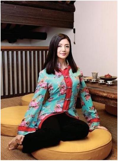 这位女富豪就是李颖,现任云峰基金董事总经理.