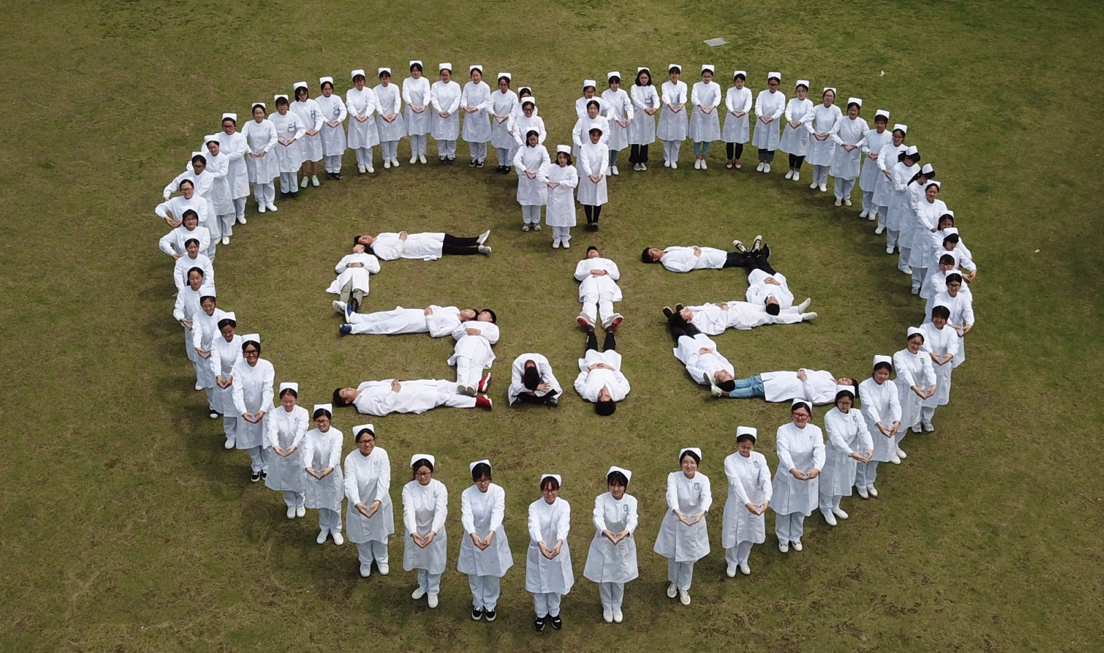 致青春!70余名大学生拍摄创意纪念照 庆祝护士节
