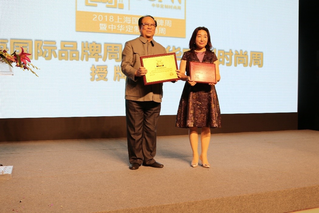 张乐群先生为黛兰娜颁奖