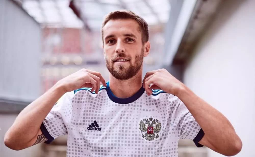 世界杯史上最好看球衣出炉!梅西、厄齐尔试穿