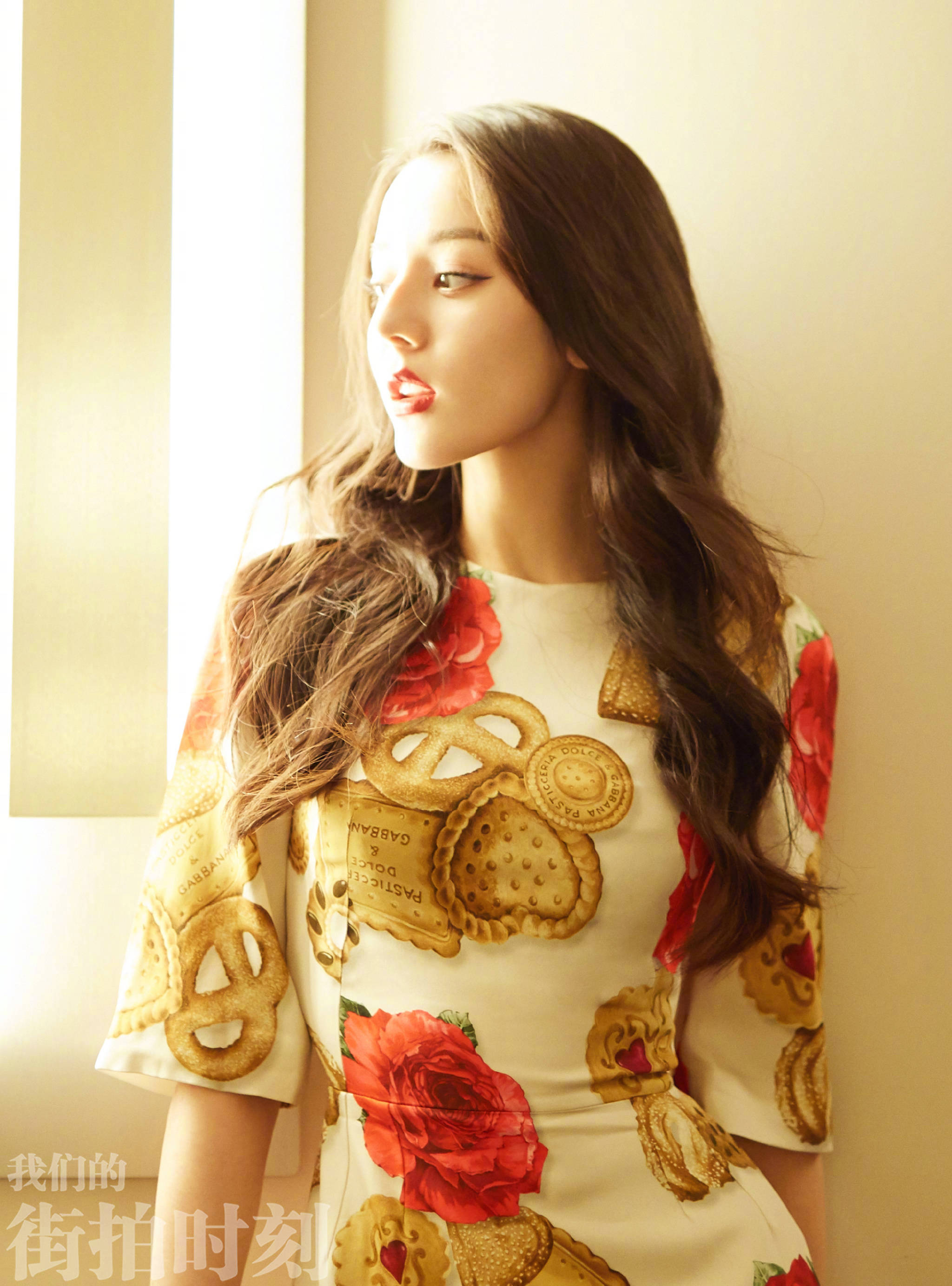 身着饼干玫瑰印花连衣裙