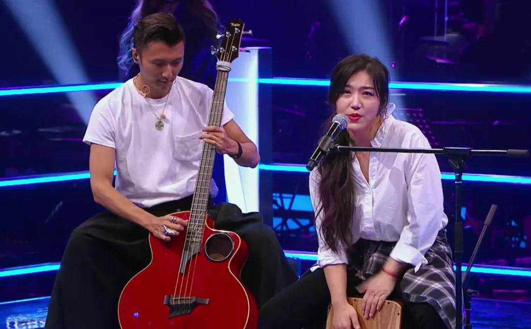 《中国好声音》谢霆锋伴奏是太想赢?即使没有他刘郡格也能赢吧!