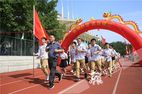 重庆市两江中学校高考出征仪式震撼来袭