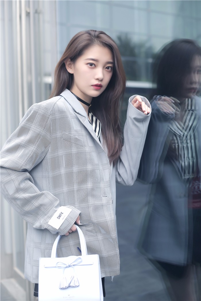 田依桐冷感时尚街拍曝光 西装半穿诠释慵懒风