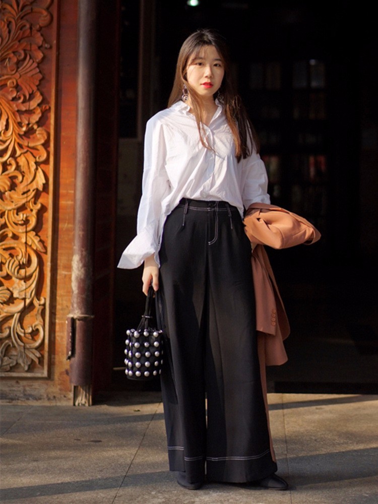 喻潇潇:白衬衫与牛仔裙是平时很常见的搭配,但也