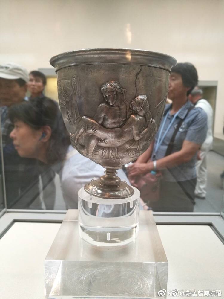 这只杯子从宴会用品到有伤风化的容器,再到博物馆的标志性展品,中间
