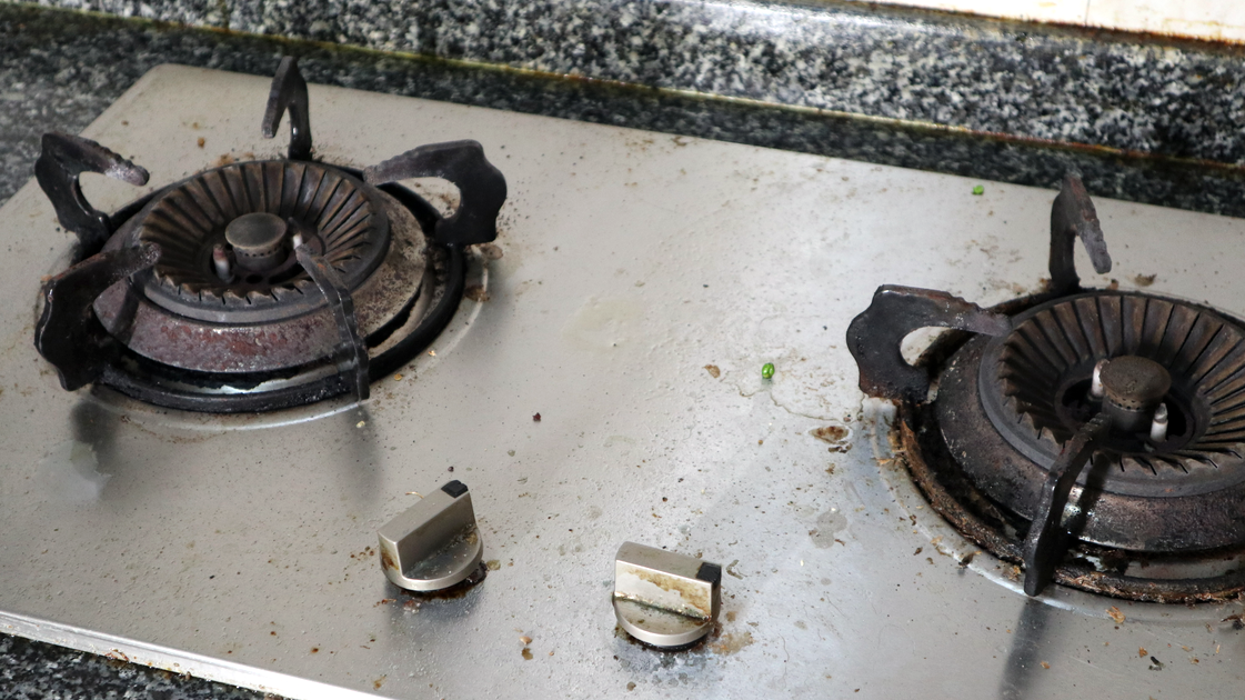 灶台多脏多油,只需把它撒一些,3分钟洗成干净如新,实用又省钱