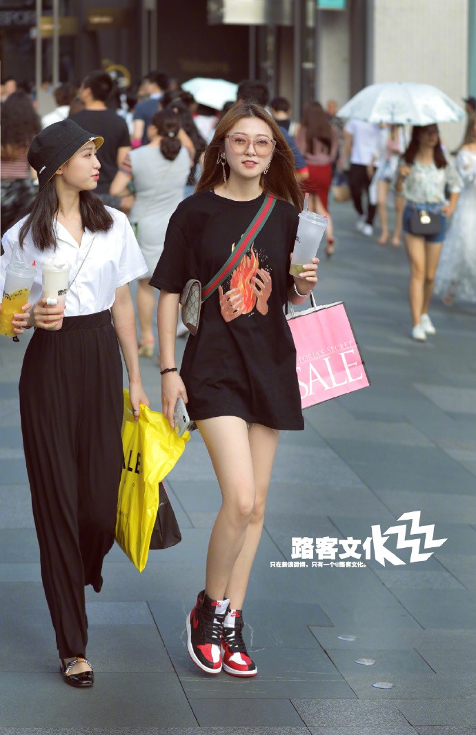 look街拍：成都太古里步行街，高颜值潮人聚集地|太古|步行街|潮人|街拍|聚集地_新浪新闻
