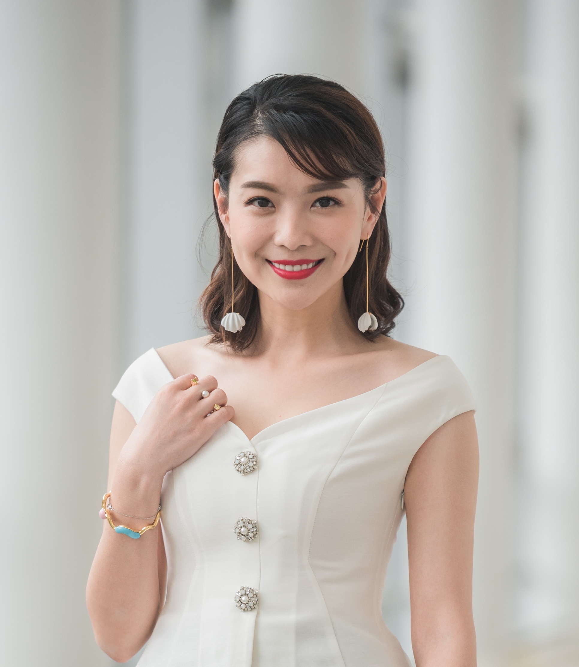 节目里穿的最华丽的主持人了吧,尤其是《跨界歌王》栗坤耳环好抢镜