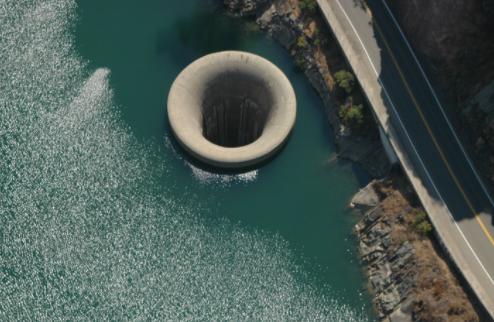 世界最大泄洪道:每秒可出水1370立方米,排水壮观年吸引百万游客