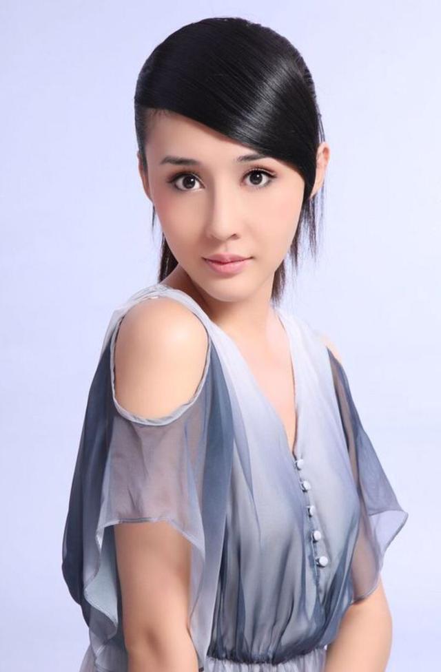 拼命三娘"小胡静"不但演技精湛, 还长得千娇百媚, 真是"虐狗"