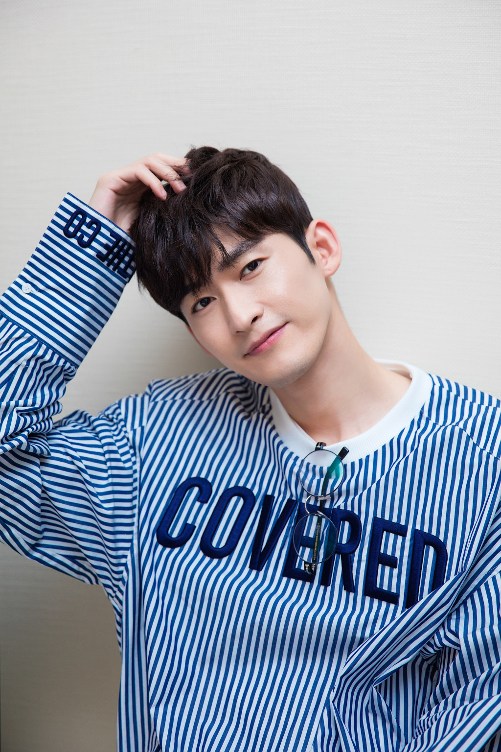 张翰的事业越来越好,他的戏路也越来越宽,他不再是那个演技尴尬靠脸