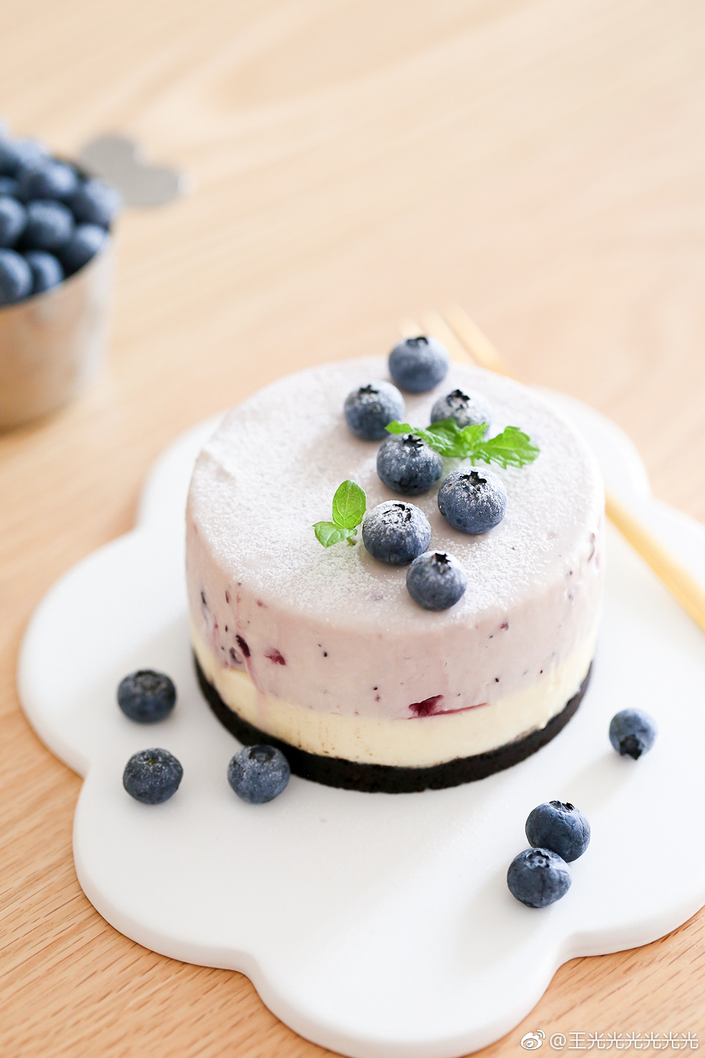 今天做的蓝莓冻芝士,没敢在表面铺满蓝莓怕照成密集效果就简单摆摆