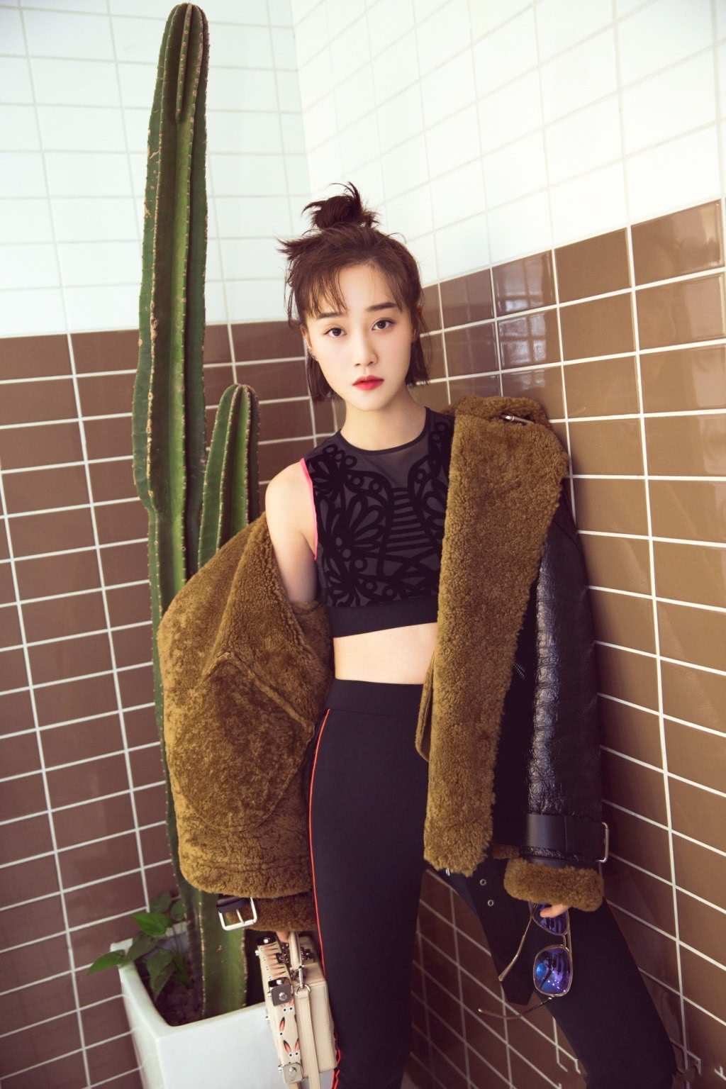 蓝盈莹身材是真的好,而且身高也不矮,跟自己的男朋友站在一起走,在