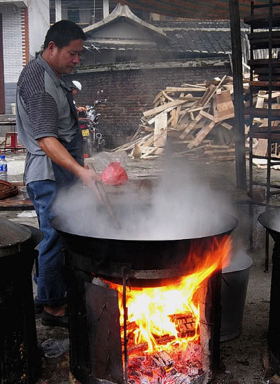 农村婚宴,用大锅煮的饭菜很香气,看完你有没有很想吃?