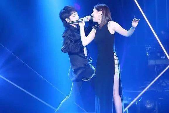 棋换上长裙,开叉一直到腰,惊艳全场不输杨幂!