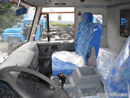 驾驶室内部,延续着东风紫罗兰系列产品风格搭载雷诺midr发动机的东风