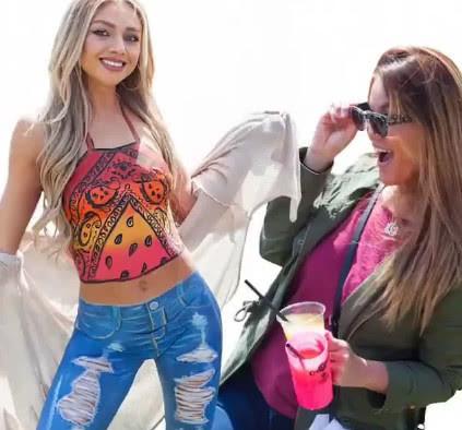 艺术家在女模特身上画了一件衣服走在大街上没有一人发现