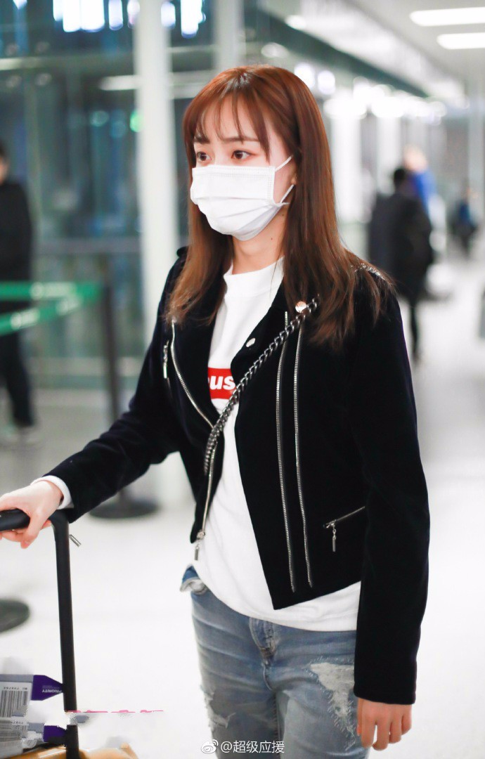 黄婷婷戴口罩穿黑色外套搭配破洞牛仔裤现身机场,桃花眼真好看!