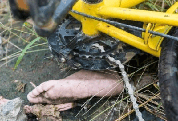 男子河边洗澡发现一只断脚仔细一看男子吓得腿都发软了