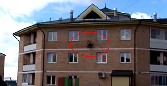 震惊了在场的所有人,俄罗斯一架无人机突然撞墙自杀,粉碎