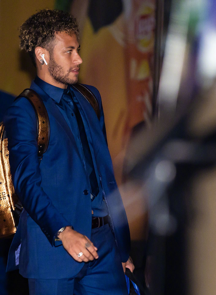 穿西装的内马尔(6月11日抵达俄罗斯机场).