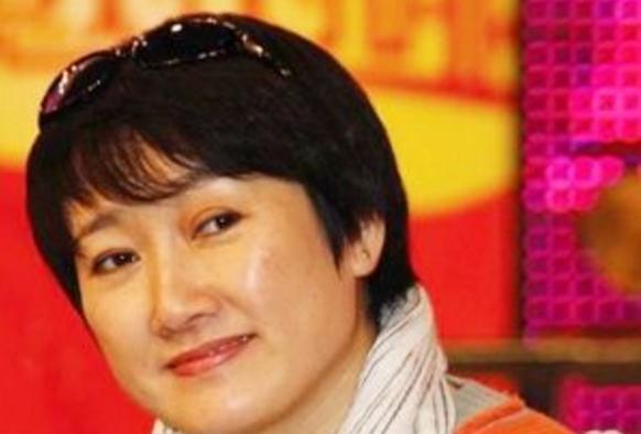 王刚的第三任老婆是郑艳东,郑艳东是西洋器乐教授,说出来可能很多人不