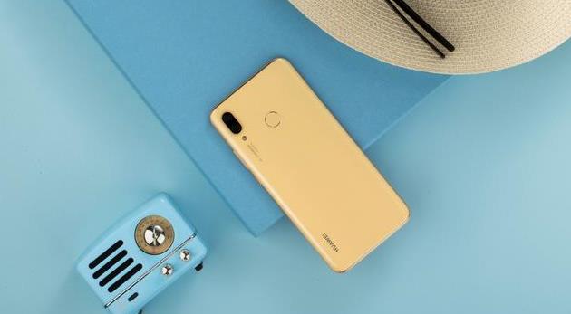 王者至,天将明,华为nova3樱草金的一缕黄给夏日塞满活力!