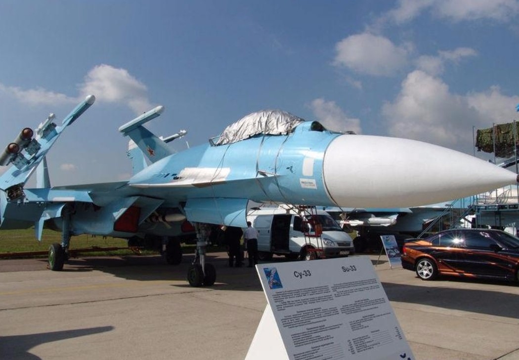 1989年11月,苏-27k首次在库兹涅佐夫号航母上进行着舰试验,并被命名为