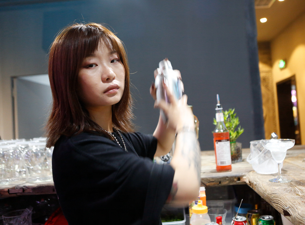 95后美女调酒师每天工作到凌晨 直言很辛苦被称为与酒共舞的玫瑰