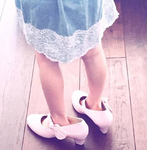 6岁女孩穿妈妈高跟鞋,得知真相妈妈痛哭失声|高跟鞋|医师|上学_新浪