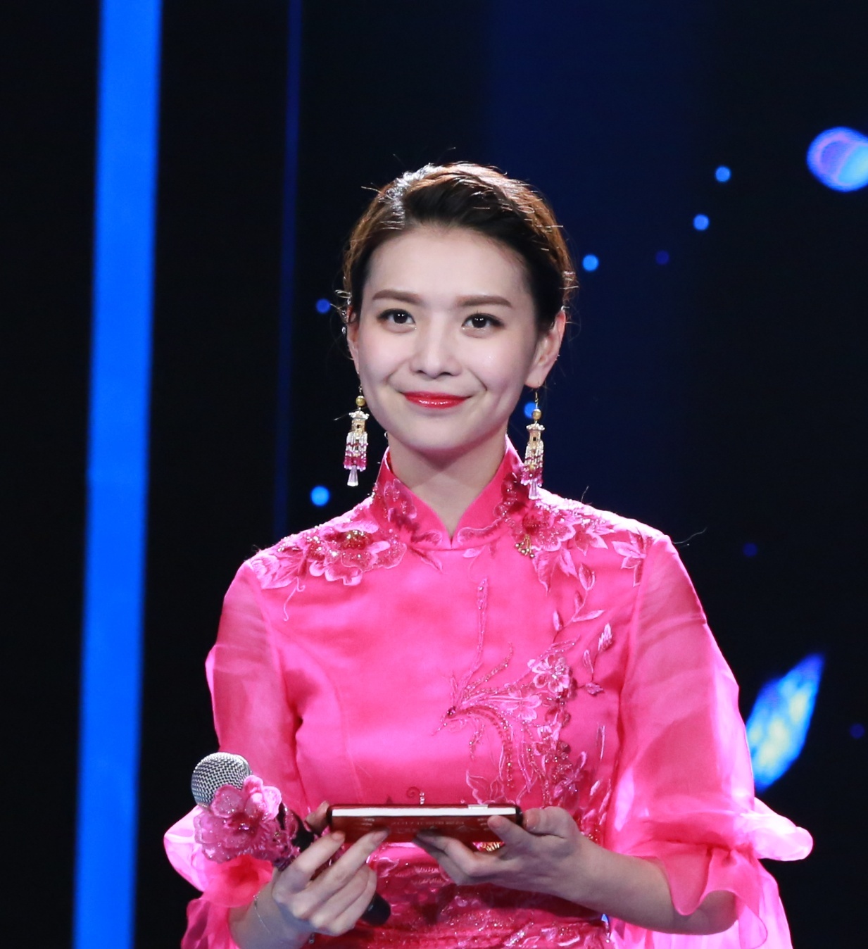 栗坤应该是综艺节目里穿的最华丽的主持人了吧,尤其是《跨界歌王》