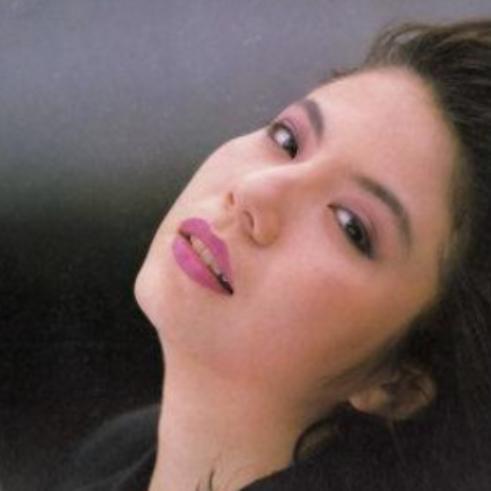 她被称为翻版钟楚红是黄家驹唯一承认的女友至今仍未嫁人