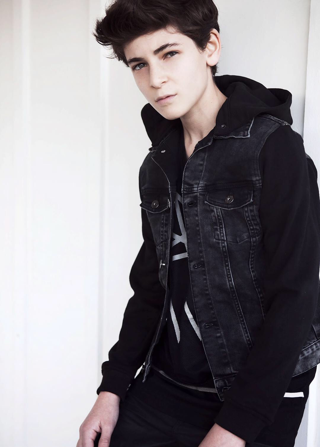 david mazouzdavid mazouz 于 2001 年出生于美国洛杉矶的一个犹