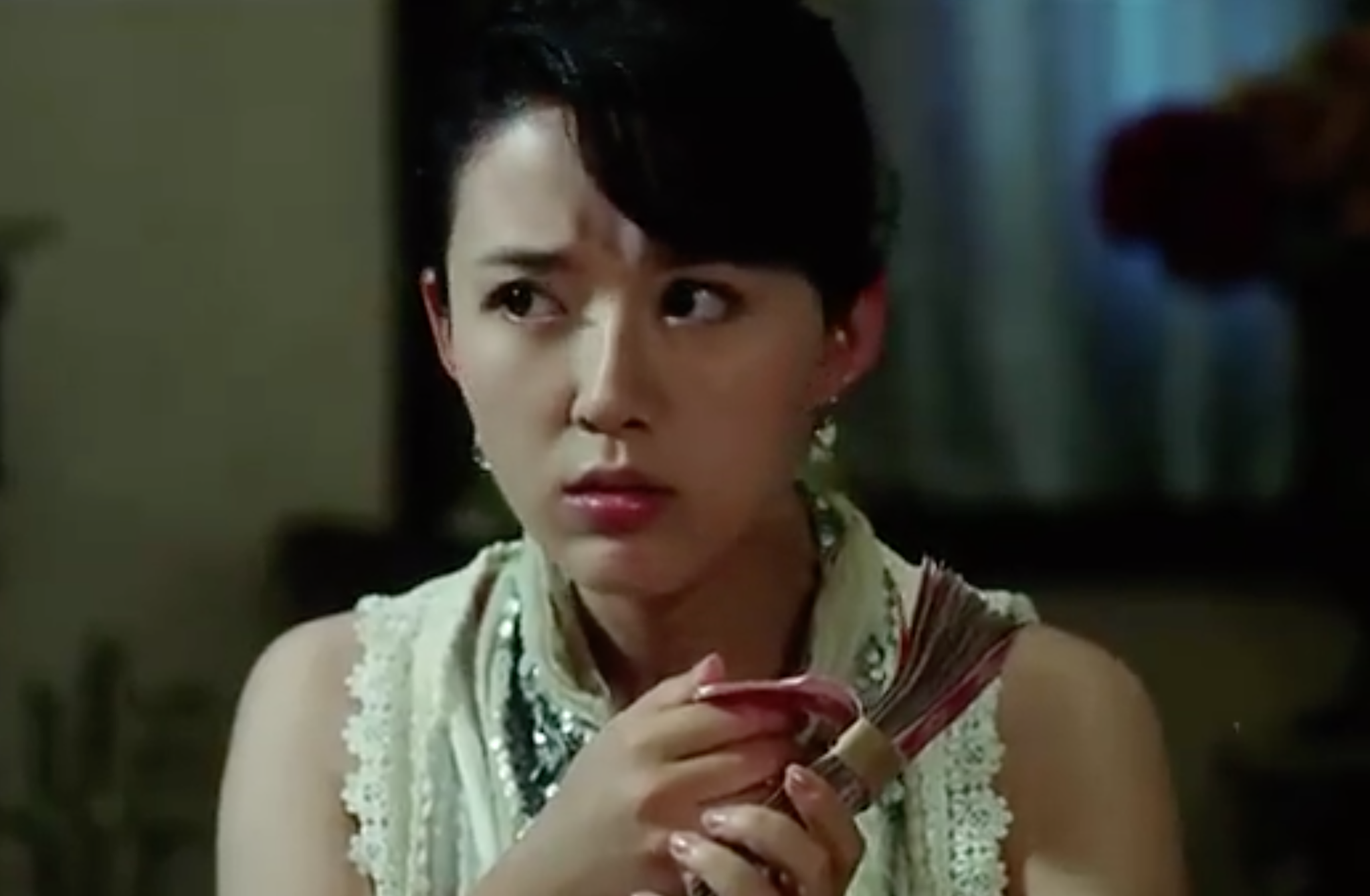 颜丹晨不笑时的柔情迷人笑时的甜更迷人