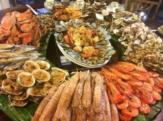 500多斤海鲜免费吃,路人一拥而上,满满的一桌海鲜瞬间抢吃一空