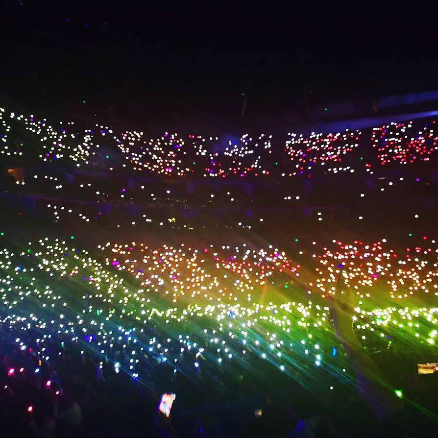 昨天断眉charlie puth在上海举办了演唱会|彩虹灯|演唱会|应援_新浪