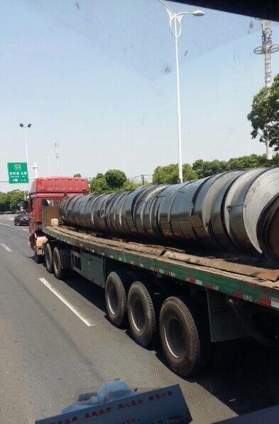 这全部拉着的货物都是钢啊,难怪车子看起来很吃力的样子,而且整个半