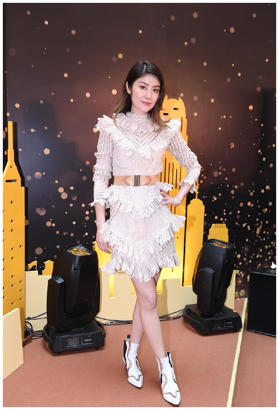 173的陈慧琳穿错衣服!紧身连衣裙,大长腿都变小短腿了