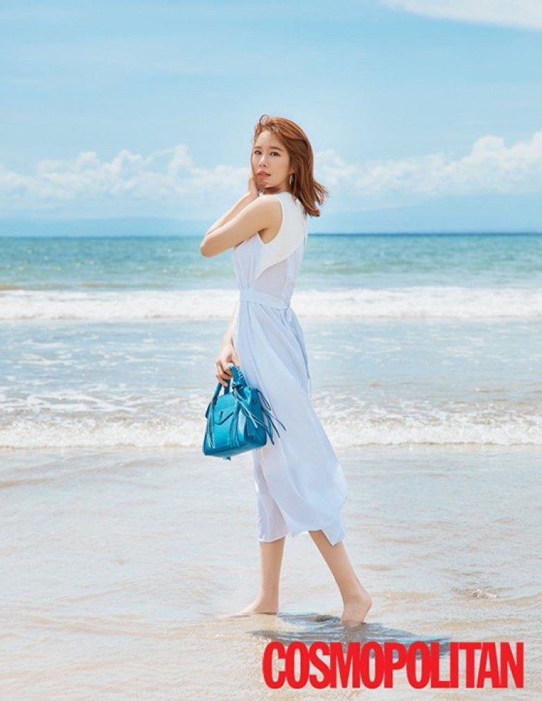 iu再忙也要抽空和好闺蜜刘仁娜旅行,仁娜巴厘岛拍写真晒身材