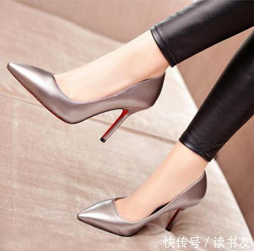 这银色的小高跟鞋,这惬意的小抬腿,这悠然自得的小心境,我算是看出来