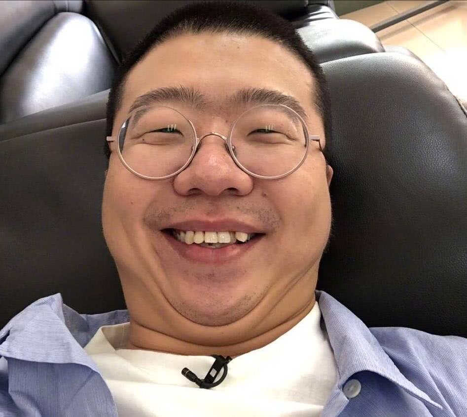 谢娜和李诞合照, 谢娜手放的位置亮了, 还以为李诞捂住了谢娜的嘴