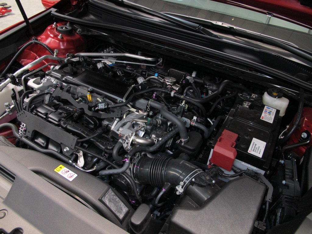 5升自吸发动机舱,反置设置,进气温度相对会低,对机舱布置有一定要求)