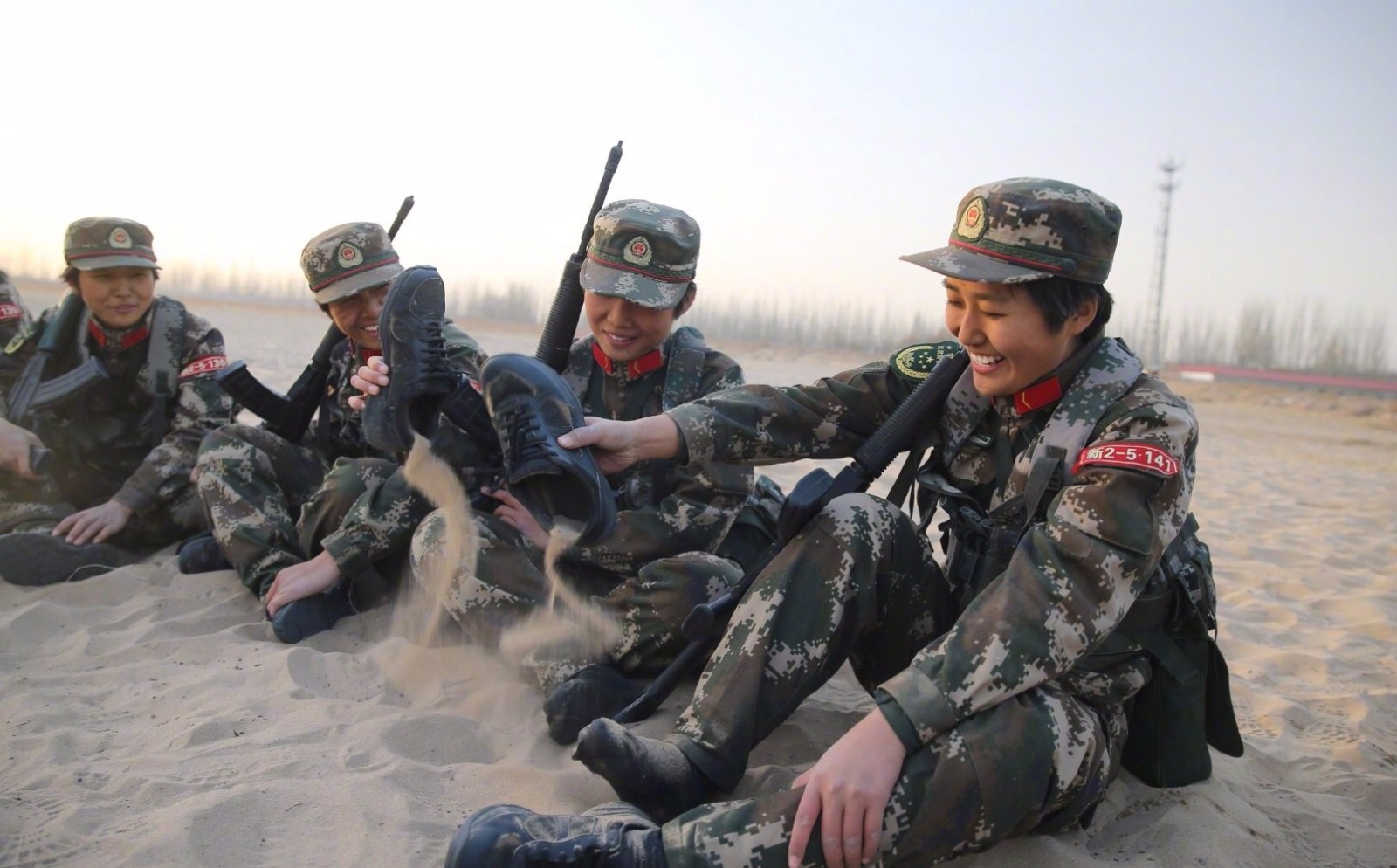 入伍两个月的女兵们顶风沙冒严寒,苦练军事技能,磨砺军人血性!